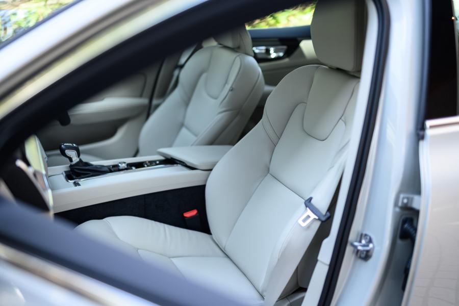 Интерьер Volvo S60 T4 Momentum 2019 года  (JP) (фото 10 из 16)